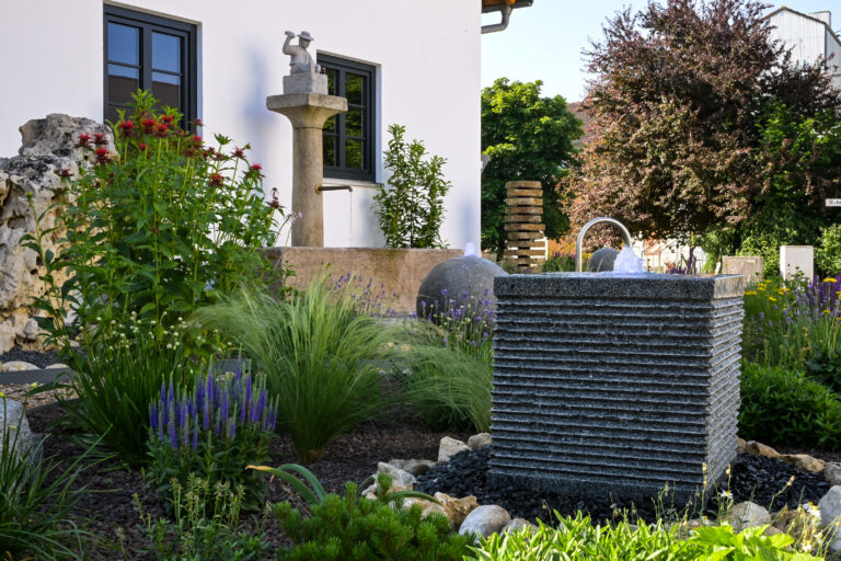 60cm Granit Rillenwürfel Dunkelgrau
